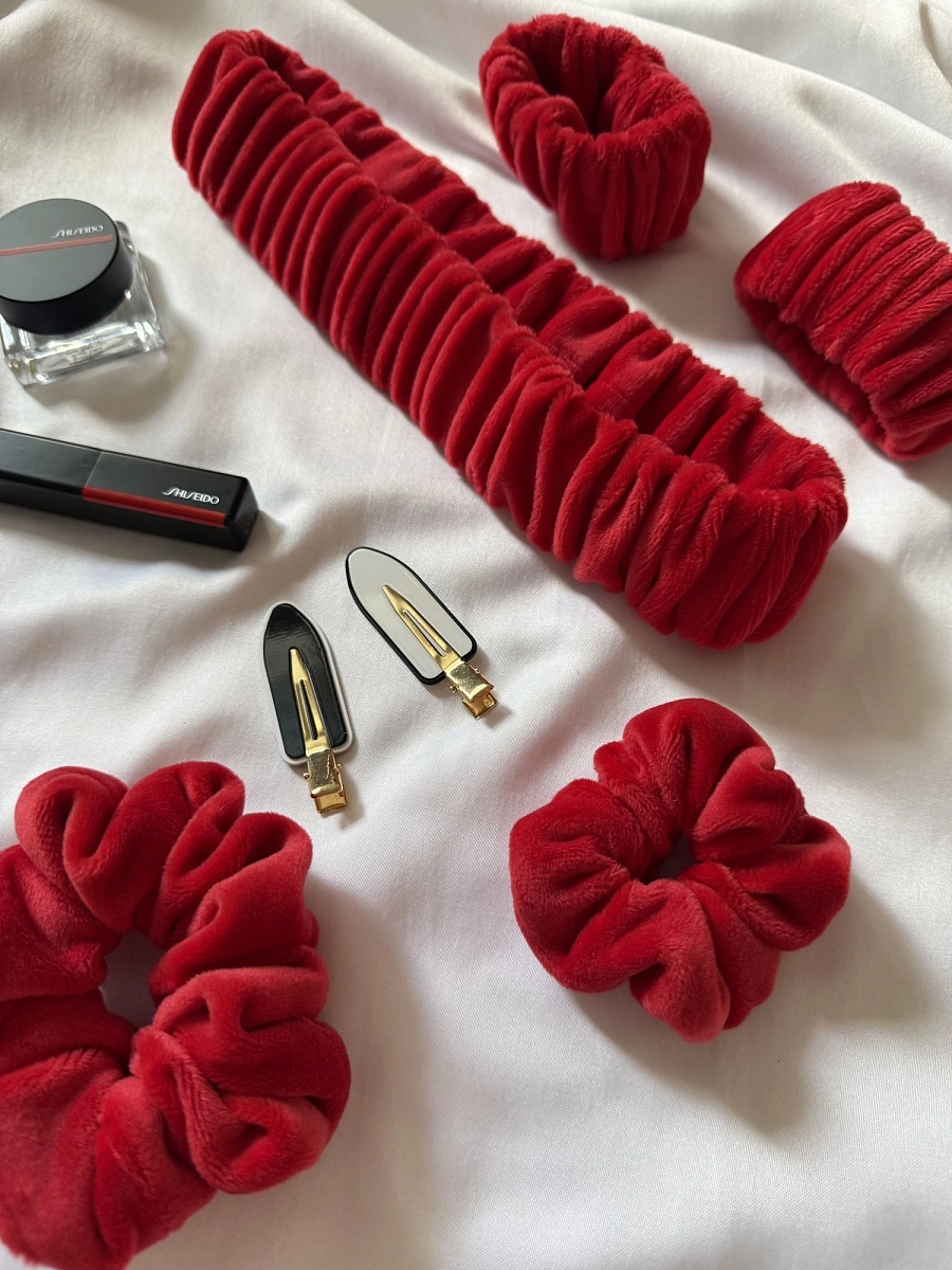 Резинки для волос jillas из велюра, 2шт (S и M), красный по цене 990 ₽