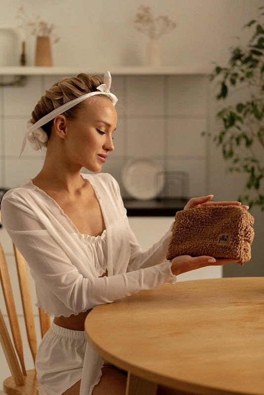 Косметичка jillas плюшевая, S, светло-коричневый по цене 1&nbsp;790 ₽, размеры 300х200х30