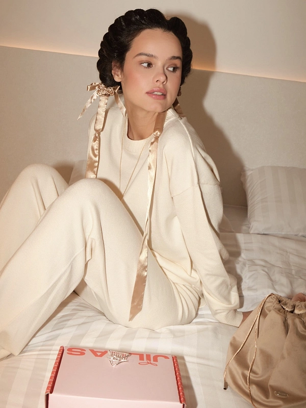 Мягкие бигуди из лебяжего пуха "Набор jillas for sleep, золотистый" по цене 2&nbsp;990 ₽, размеры 215х175х75, для волос От плеч до пояса