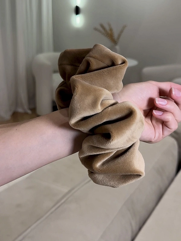 Резинка для волос jillas из велюра, L, светло-коричневый - аксессуар для локонов по цене ₽990, материал Синтетическая ткань