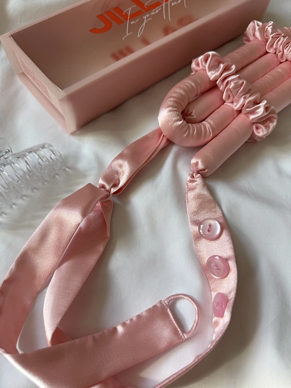 Мягкие бигуди из лебяжего пуха "Комплект jillas mini elegant с пуговицами, светло-розовый" по цене 1&nbsp;890 ₽, размеры 235х85х40, для волос От плеч до пояса