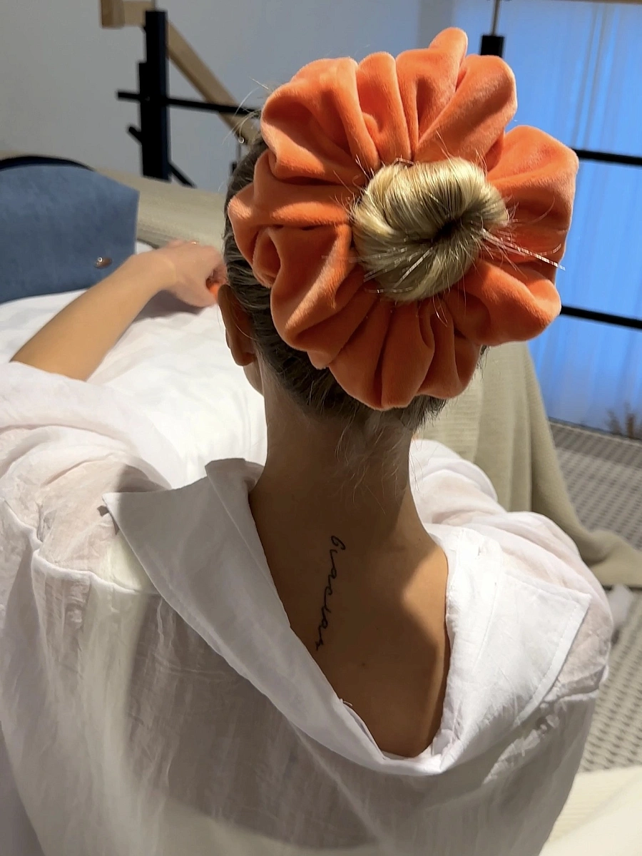 Резинка для волос jillas из велюра, L, коралловый по цене 990 ₽