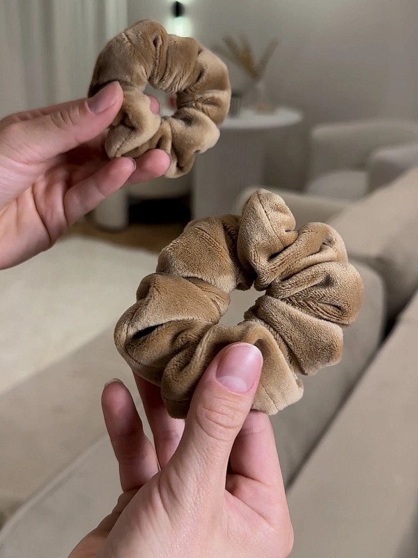 Резинки для волос jillas из велюра, 2шт (S и M), светло-коричневый - аксессуар для локонов по цене 990 ₽, материал Синтетическая ткань