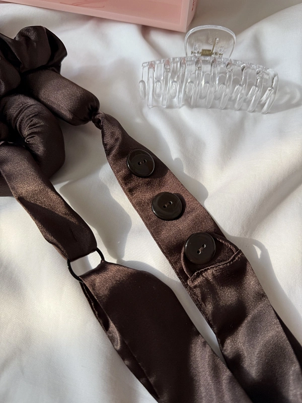 Мягкие бигуди из лебяжего пуха "Комплект jillas classic elegant с пуговицами, коричневый" по цене 1&nbsp;890 ₽, размеры 255х105х50, для волос От лопаток до пояса