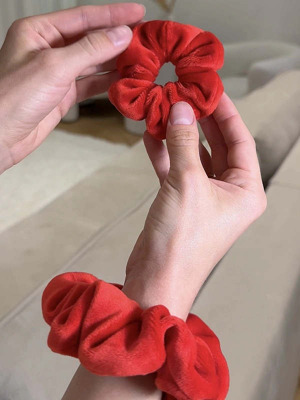 Резинки для волос jillas из велюра, 2шт (S и M), красный - аксессуар для локонов по цене 990 ₽, материал Синтетическая ткань