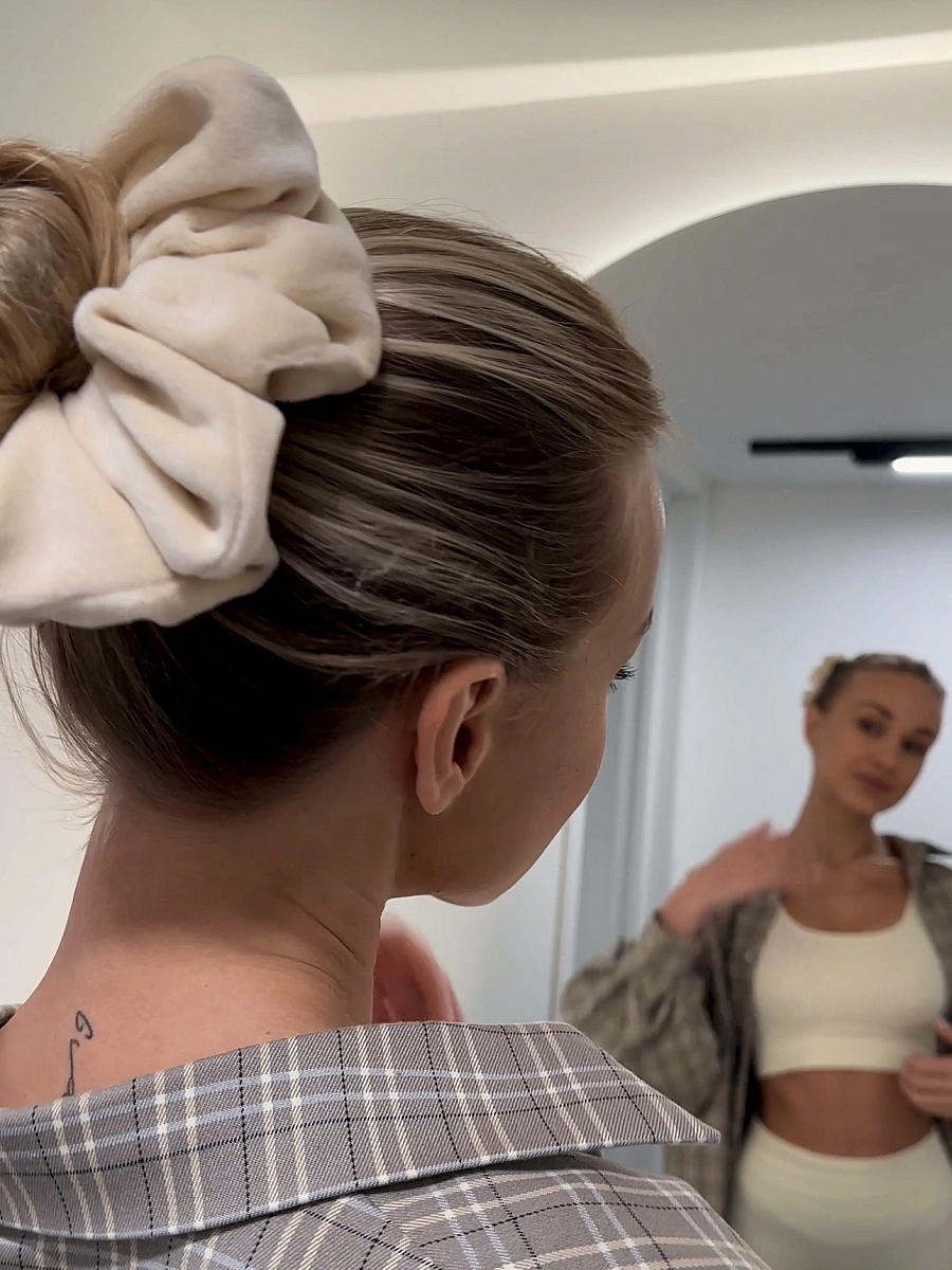 Резинка для волос jillas из велюра, L, бежевый по цене 990 ₽