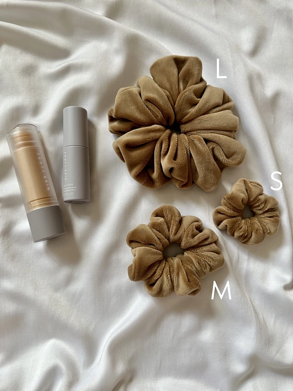 Резинки для волос jillas из велюра, 2шт (S и M), светло-коричневый - аксессуар для локонов по цене 990 ₽, материал Синтетическая ткань