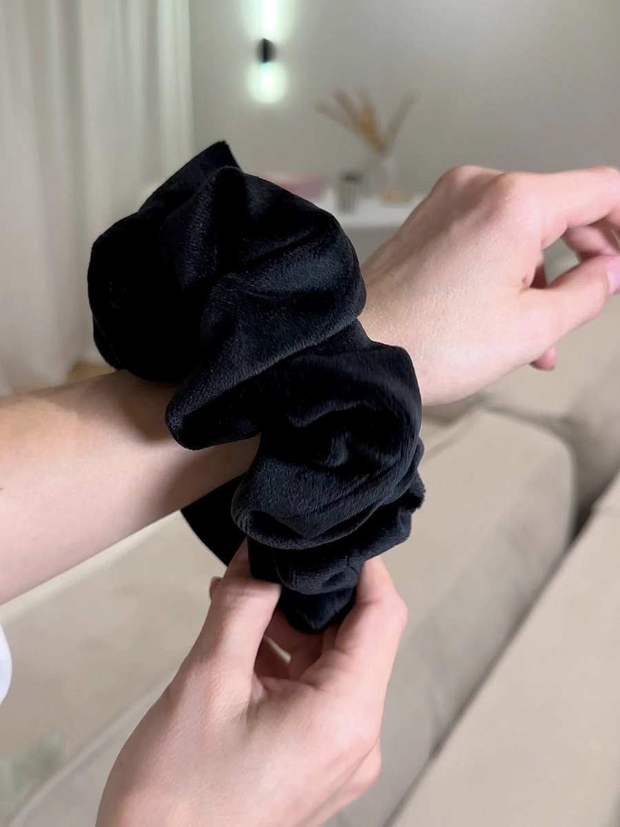 Резинка для волос jillas из велюра, L, черный по цене 990 ₽