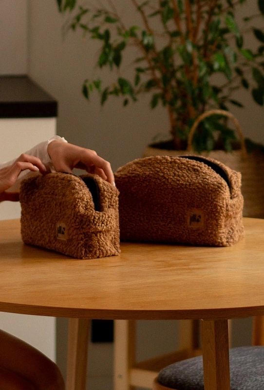 Косметичка jillas плюшевая, S, светло-коричневый по цене 1&nbsp;790 ₽, размеры 300х200х30