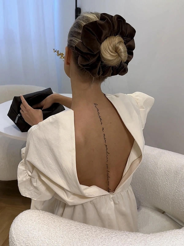 Резинка для волос jillas из велюра, L, коричневый - аксессуар для локонов по цене 990 ₽, материал Синтетическая ткань