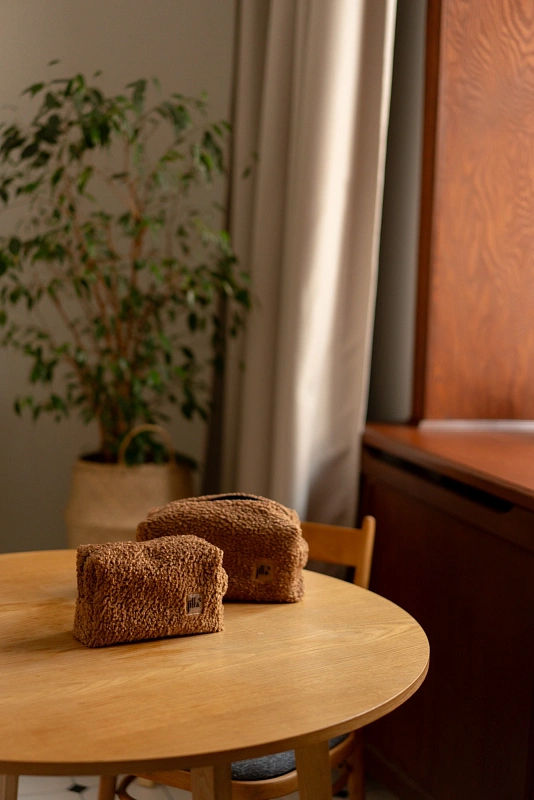 Косметичка jillas плюшевая, M, светло-коричневый по цене 1&nbsp;990 ₽, размеры 300х200х30