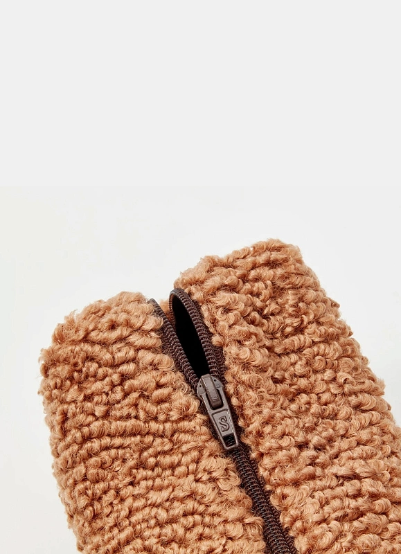 Косметичка jillas плюшевая, S, светло-коричневый по цене 1&nbsp;790 ₽, размеры 300х200х30