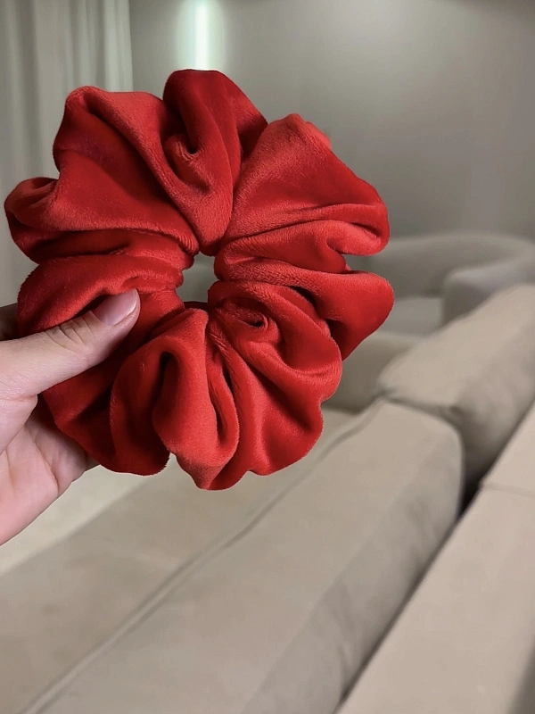 Резинка для волос jillas из велюра, L, красный - аксессуар для локонов по цене 990 ₽, материал Синтетическая ткань