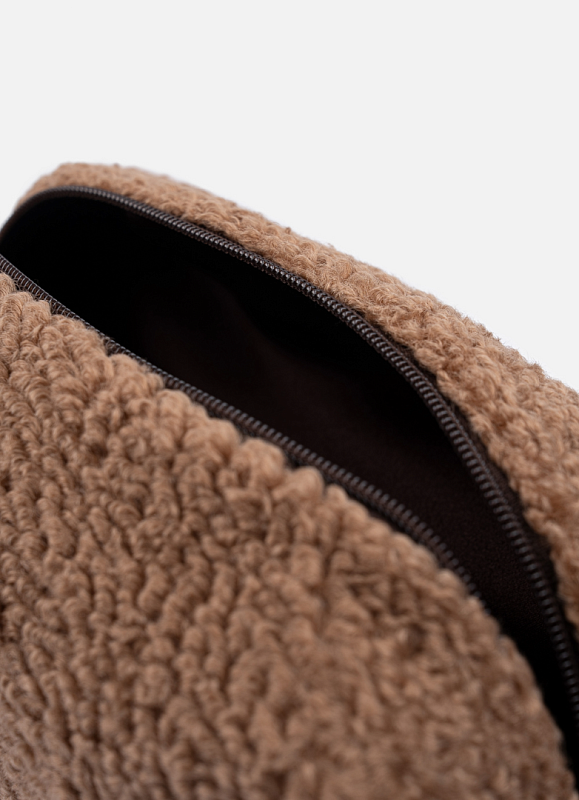 Косметичка jillas плюшевая, S, светло-коричневый по цене 1&nbsp;790 ₽, размеры 300х200х30