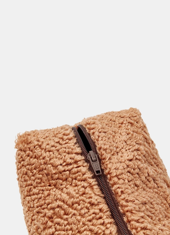 Косметичка jillas плюшевая, M, светло-коричневый по цене 1&nbsp;990 ₽, размеры 300х200х30