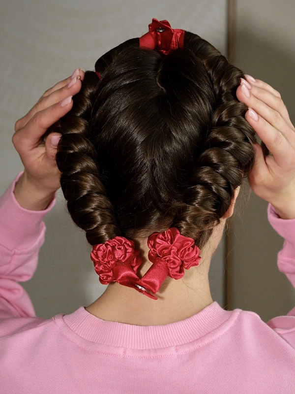 Мягкие бигуди из лебяжего пуха "Комплект jillas mini compact 2.0, красный" по цене 2&nbsp;290 ₽, размеры 235х85х40, для волос От плеч до пояса