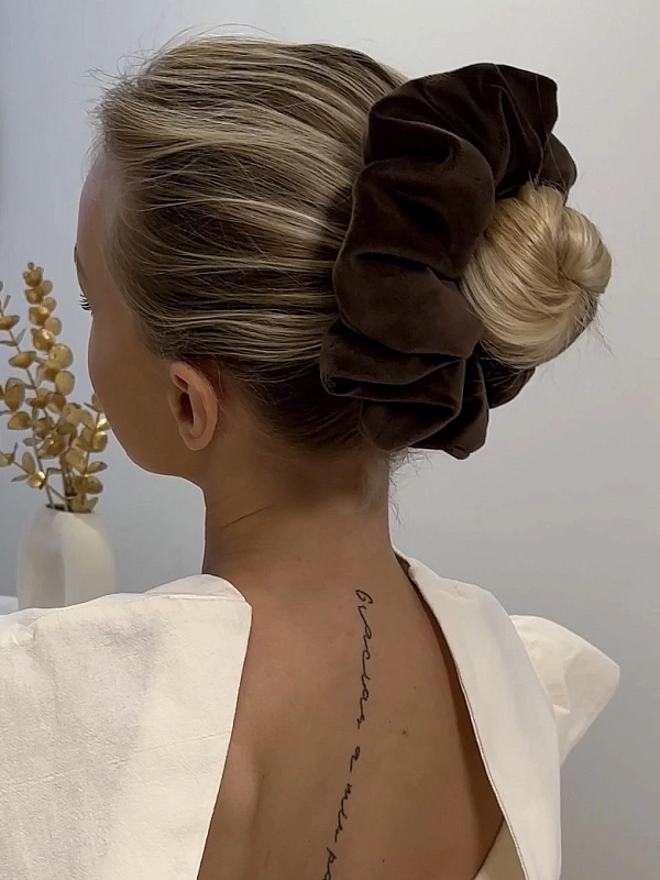 Резинка для волос jillas из велюра, L, коричневый - аксессуар для локонов по цене 990 ₽, материал Синтетическая ткань