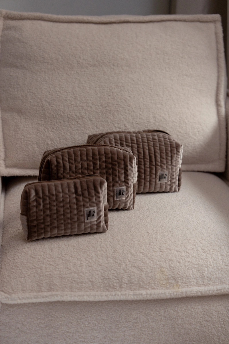 Косметичка jillas из бархата, L, Cacao по цене 2&nbsp;090 ₽