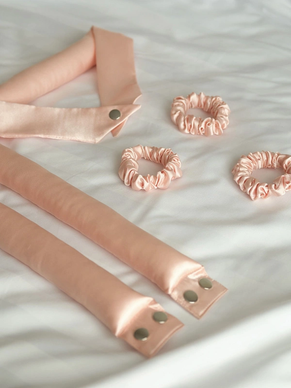 Мягкие бигуди из лебяжего пуха "Комплект jillas compact 300/34 персиковый" по цене ₽2,590, размеры 215х175х75, для волос От лопаток до пояса