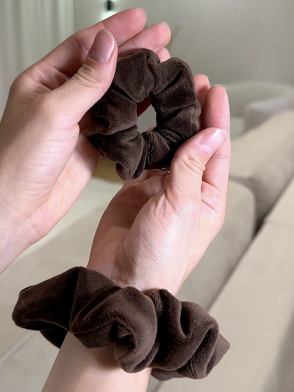 Резинки для волос jillas из велюра, 2шт (S и M), коричневый - аксессуар для локонов по цене ₽990, материал Синтетическая ткань