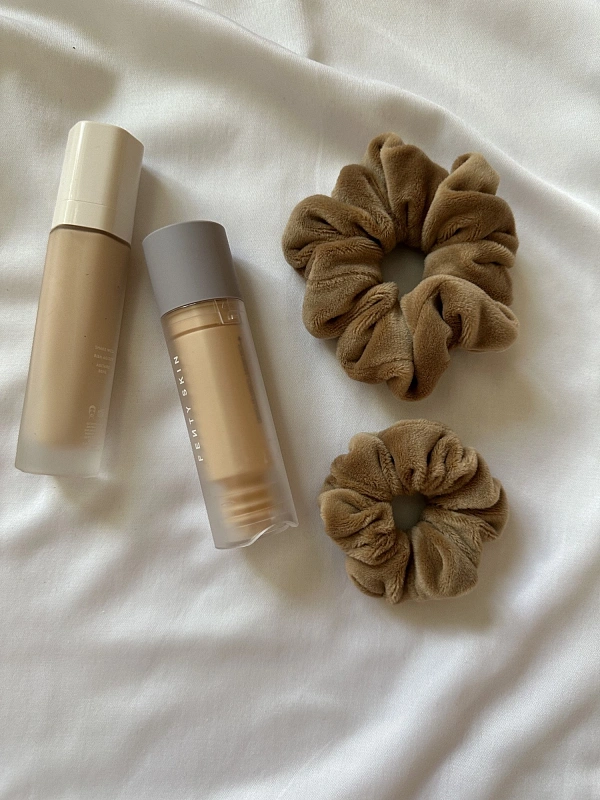 Резинки для волос jillas из велюра, 2шт (S и M), светло-коричневый - аксессуар для локонов по цене 990 ₽, материал Синтетическая ткань