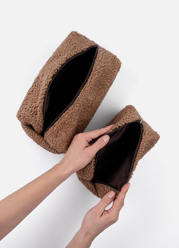 Косметичка jillas плюшевая, S, светло-коричневый по цене 1&nbsp;790 ₽, размеры 300х200х30