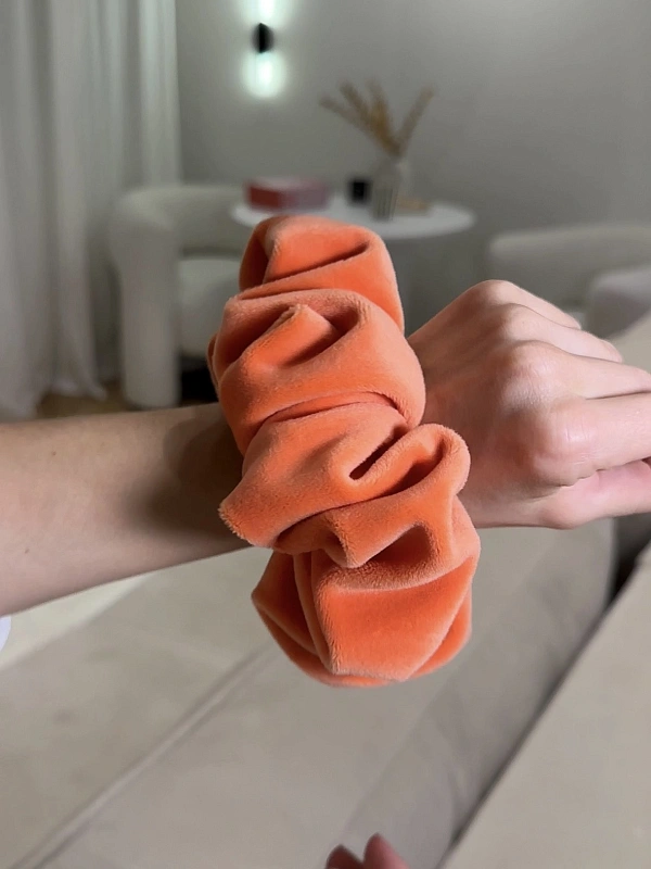 Резинка для волос jillas из велюра, L, коралловый - аксессуар для локонов по цене 990 ₽, материал Синтетическая ткань