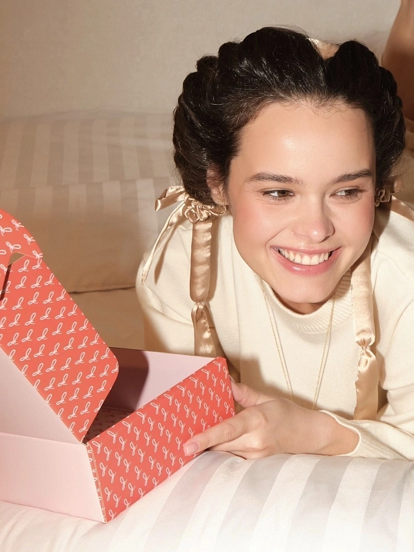 Мягкие бигуди из лебяжего пуха "Набор jillas for sleep, золотистый" по цене 2&nbsp;990 ₽, размеры 215х175х75, для волос От плеч до пояса