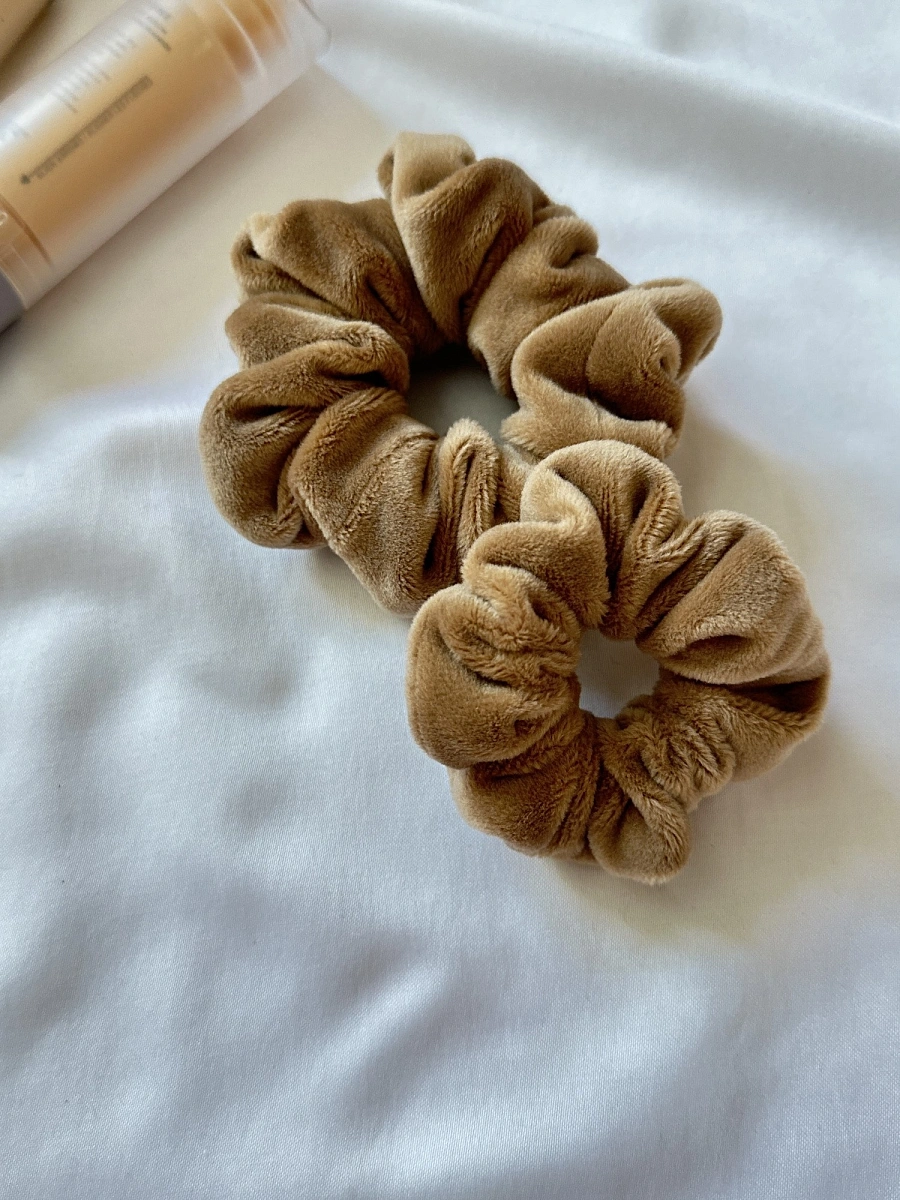 Резинки для волос jillas из велюра, 2шт (S и M), светло-коричневый по цене 990 ₽