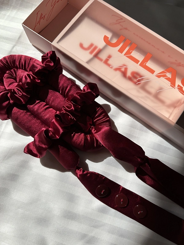 Мягкие бигуди из лебяжего пуха "Комплект jillas classic elegant с пуговицами, бордовый" по цене ₽1,890, размеры 255х105х50, для волос От лопаток до пояса