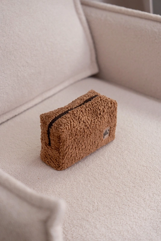 Косметичка jillas плюшевая, S, светло-коричневый по цене 1&nbsp;790 ₽, размеры 300х200х30