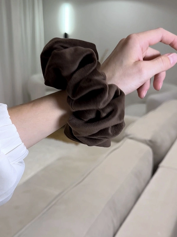 Резинка для волос jillas из велюра, L, коричневый - аксессуар для локонов по цене 990 ₽, материал Синтетическая ткань