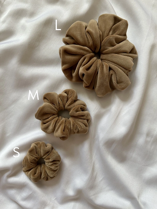 Резинки для волос jillas из велюра, 2шт (S и M), светло-коричневый - аксессуар для локонов по цене 990 ₽, материал Синтетическая ткань