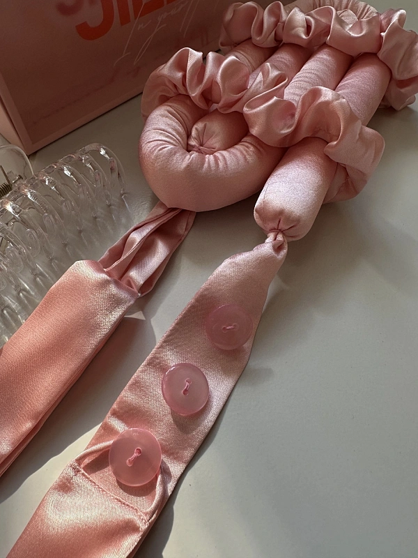 Мягкие бигуди из лебяжего пуха "Комплект jillas classic elegant с пуговицами, светло-розовый" по цене 1&nbsp;890 ₽, размеры 255х105х50, для волос От лопаток до пояса