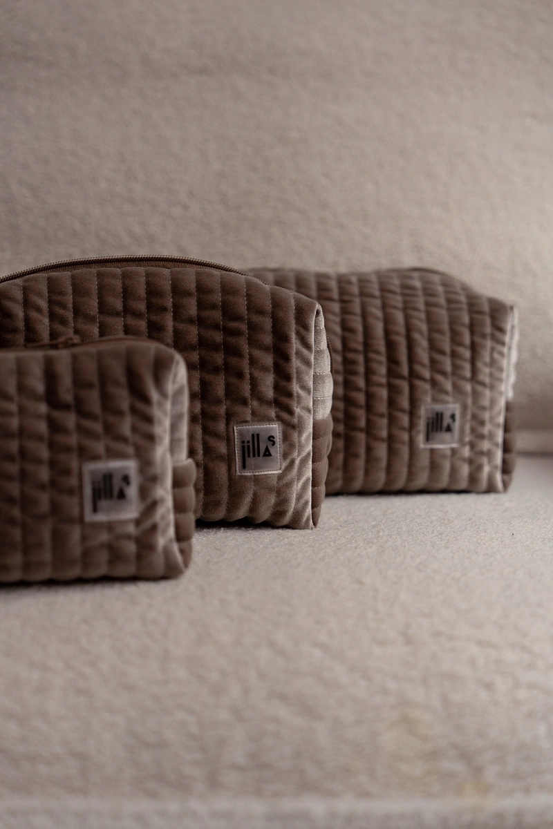 Косметичка jillas из бархата, L, Cacao по цене 2&nbsp;090 ₽