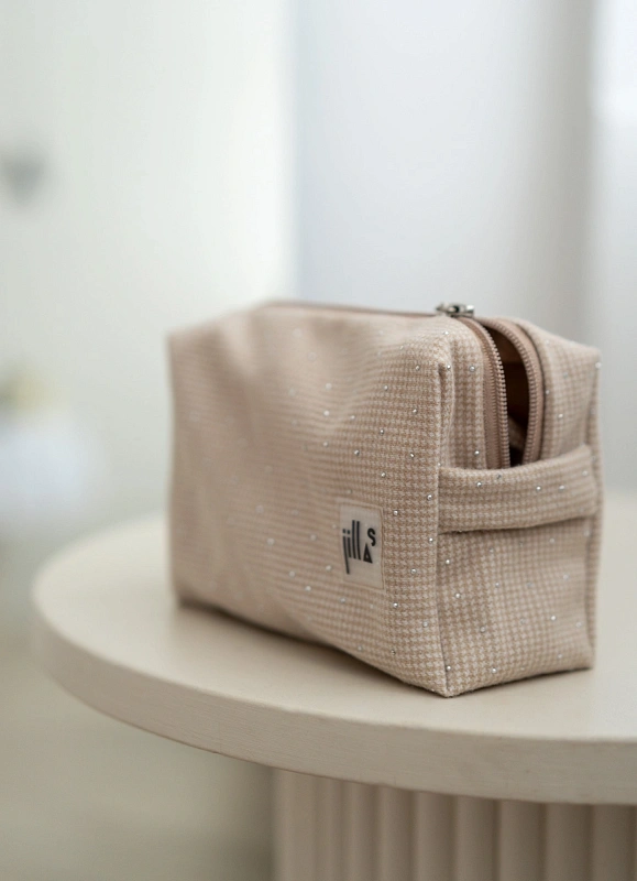 Косметичка jillas со стразами, S, бежевый по цене 1&nbsp;590 ₽, размеры 300х200х30