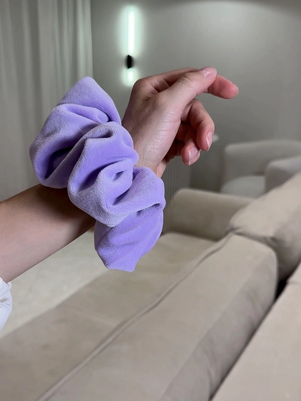 Резинка для волос jillas из велюра, L, лавандовый - аксессуар для локонов по цене 990 ₽, материал Синтетическая ткань