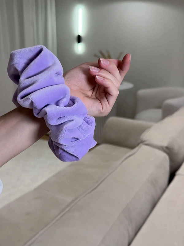 Резинка для волос jillas из велюра, L, лавандовый - аксессуар для локонов по цене 990 ₽, материал Синтетическая ткань