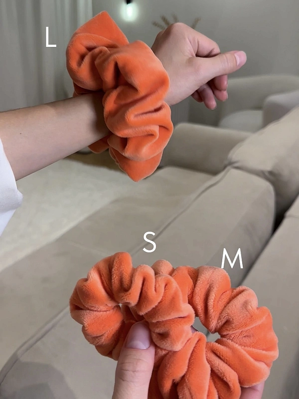 Резинка для волос jillas из велюра, L, коралловый - аксессуар для локонов по цене 990 ₽, материал Синтетическая ткань