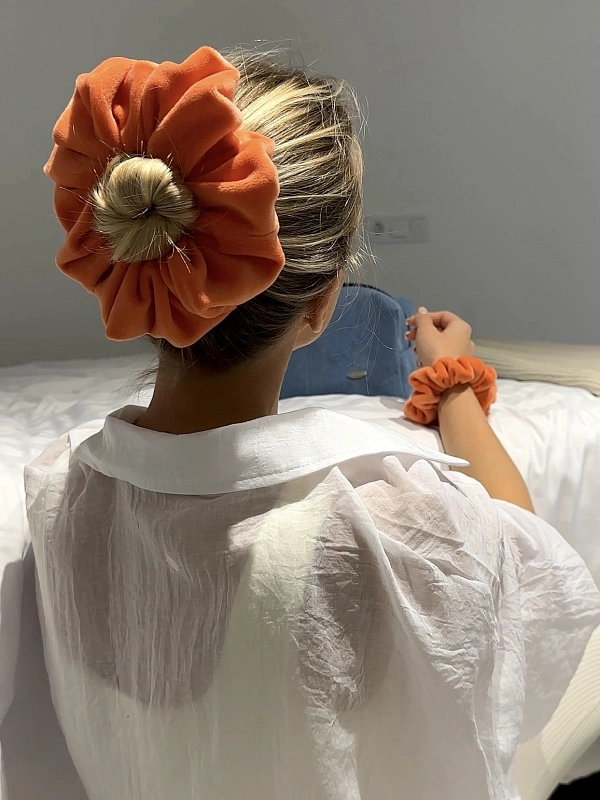 Резинка для волос jillas из велюра, L, коралловый - аксессуар для локонов по цене 990 ₽, материал Синтетическая ткань