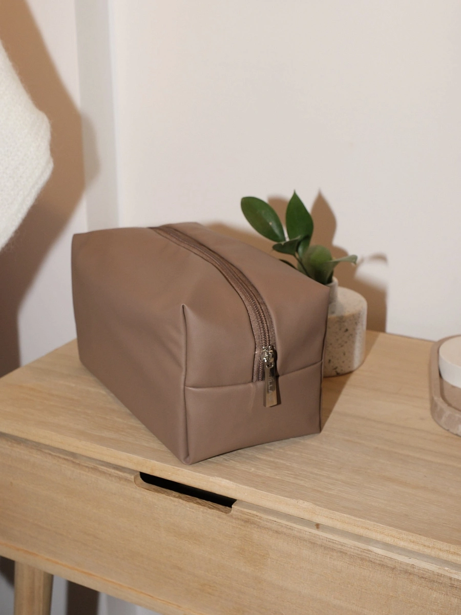 Косметичка jillas из искусственной кожи, кофейный по цене 1 690 ₽